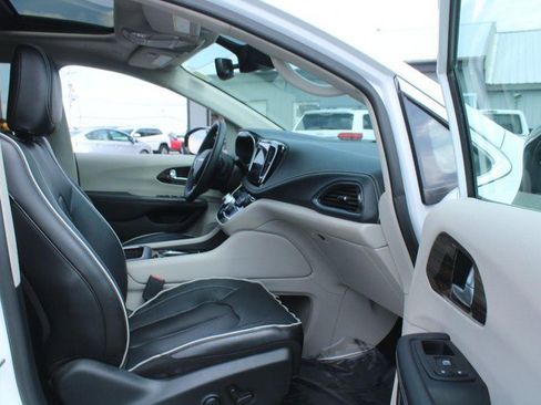 Used 2023 Chrysler Pacifica Limited image 11