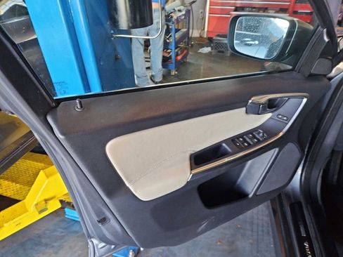 Used 2016 Volvo XC60 T6 w/ Protection Package image 16