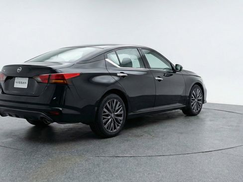 Used 2025 Nissan Altima 2.5 SV FWD image 9