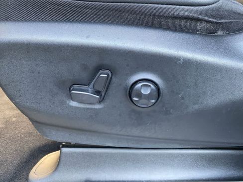 Used 2024 Chrysler Pacifica Limited FWD image 13