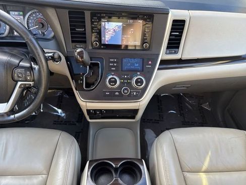 Used 2018 Toyota Sienna XLE Premium image 16