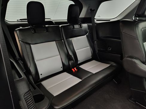 Used 2022 Ford Explorer XLT w/ Equipment Group 202A image 33