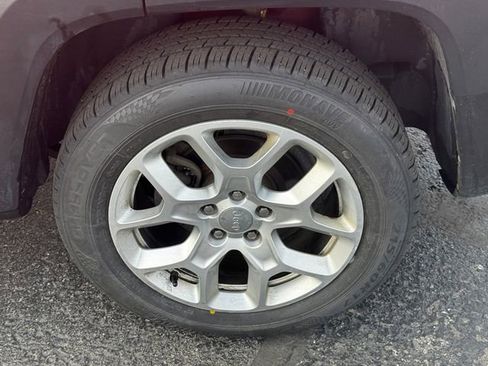 Used 2016 Jeep Renegade Latitude w/ Cold Weather Group image 11