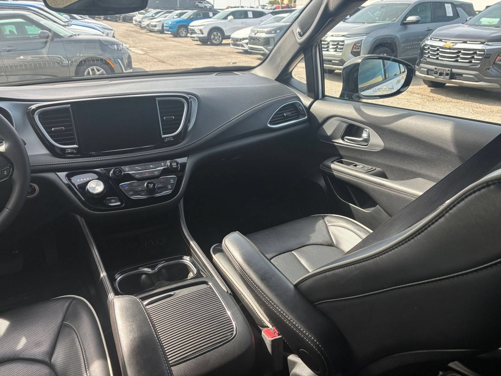Used 2025 Chrysler Pacifica Limited FWD image 31