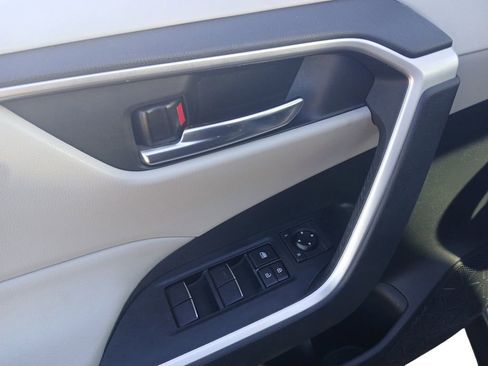 Used 2021 Toyota RAV4 XLE Premium image 21