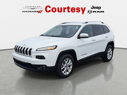 Used 2016 Jeep Cherokee Latitude w/ Cold Weather Group AWD/4WD image 9