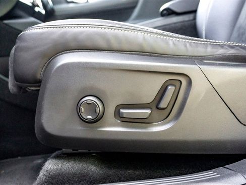 Used 2021 Volvo XC40 P8 Recharge image 12