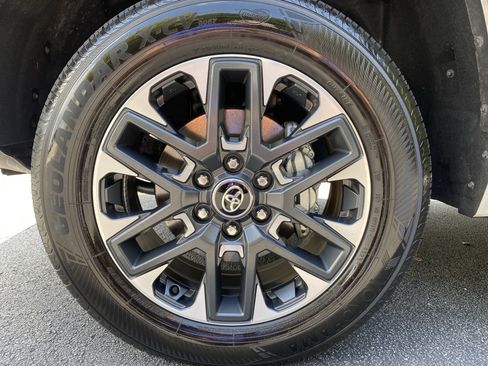 Used 2025 Toyota Tundra Limited AWD/4WD image 57