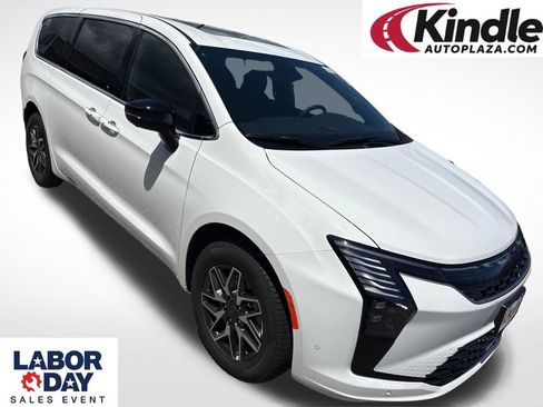 New 2027 Chrysler Pacifica Limited AWD/4WD image 1