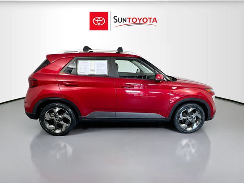 Used 2022 Hyundai Venue Limited FWD image 2