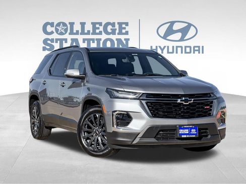 Used 2023 Chevrolet Traverse RS image 3