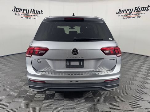 Used 2024 Volkswagen Tiguan SE AWD/4WD image 8