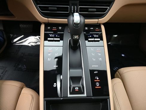 Used 2025 Porsche Macan image 23