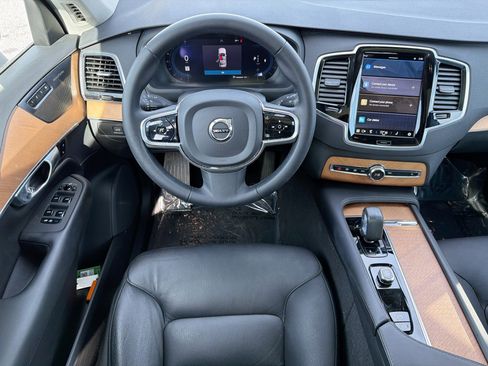 Used 2023 Volvo XC90 B6 Plus image 17