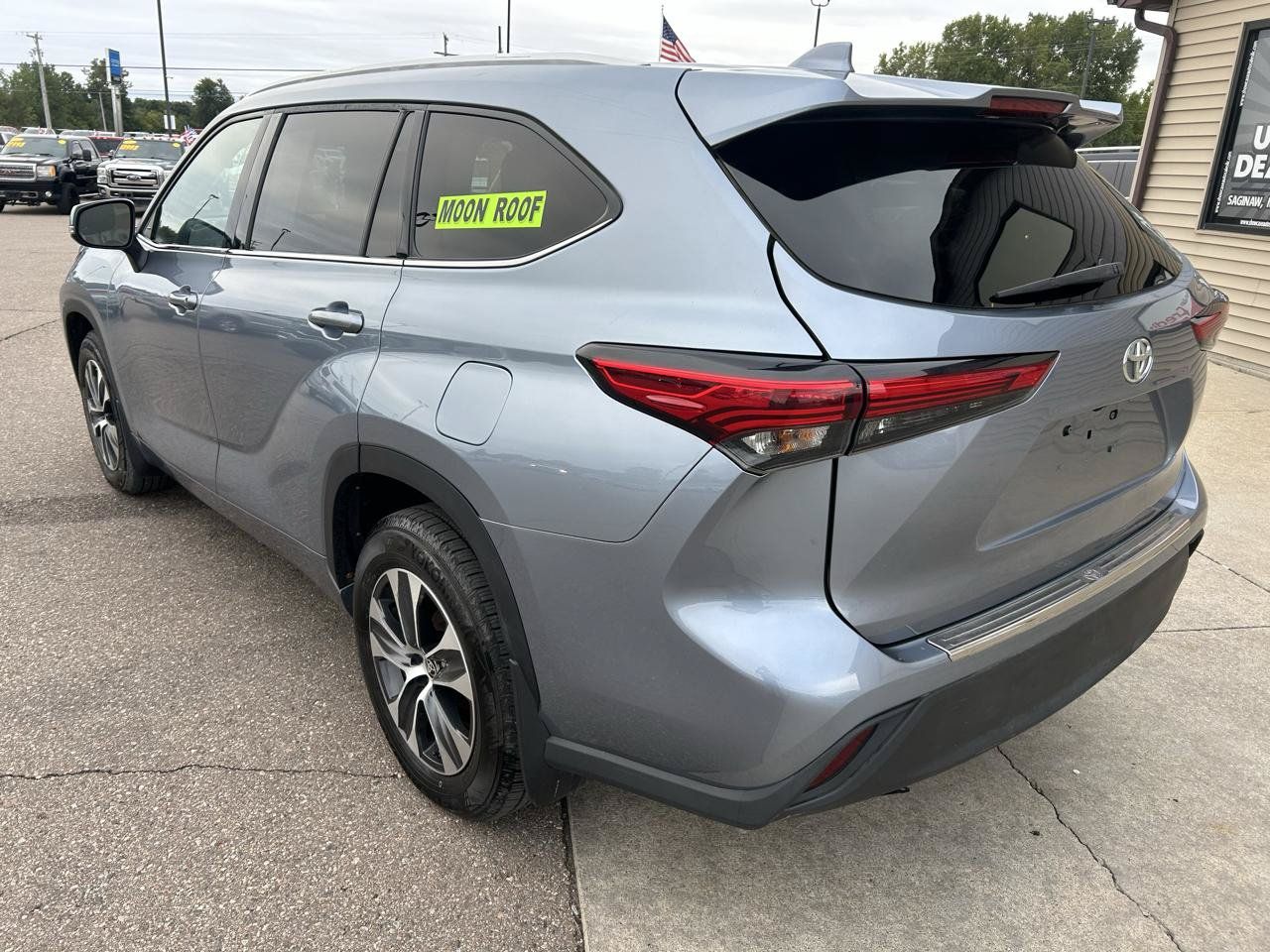Used 2022 Toyota Highlander XLE AWD/4WD image 7