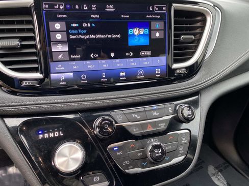 Used 2022 Chrysler Pacifica Touring image 10