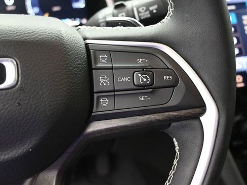 Used 2023 Jeep Grand Cherokee Limited w/ Black Appearance Package image 24