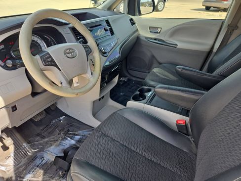 Used 2013 Toyota Sienna SE FWD image 9