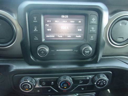 Used 2020 Jeep Wrangler Sport AWD/4WD image 18