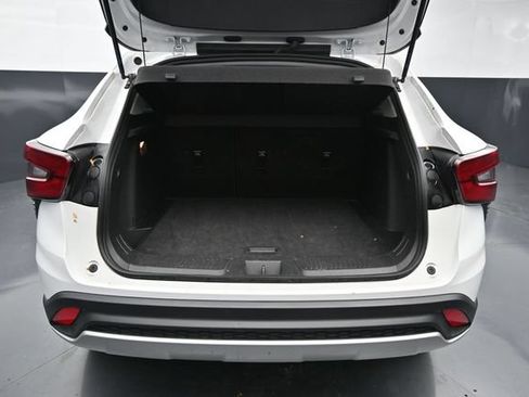 Used 2025 Chevrolet Trax LT w/ LT Convenience Package FWD image 9