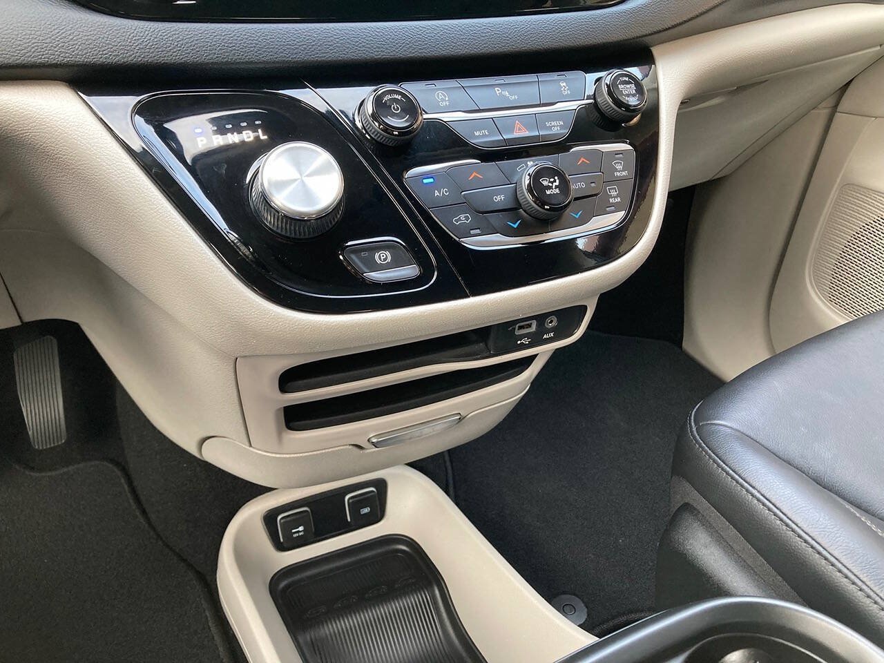 Used 2020 Chrysler Pacifica Touring-L FWD image 33