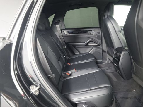 Certified 2025 Porsche Cayenne GTS AWD/4WD image 32