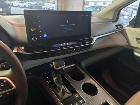 Used 2025 Toyota Sienna XLE image 21