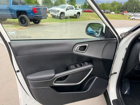 Used 2022 Kia Soul LX w/ Technology Package FWD image 11