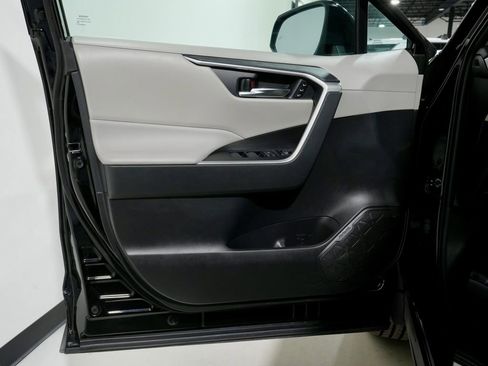 Used 2022 Toyota RAV4 XLE Premium image 14