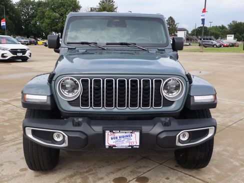 Used 2025 Jeep Wrangler Unlimited Sahara AWD/4WD image 2