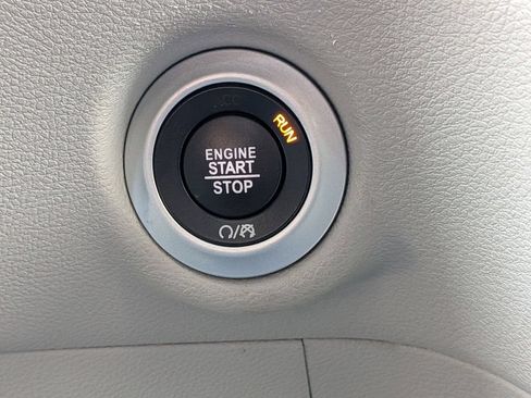 Used 2023 Chrysler Pacifica Touring-L FWD image 18
