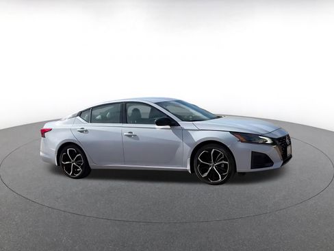 Used 2025 Nissan Altima 2.5 SR image 2