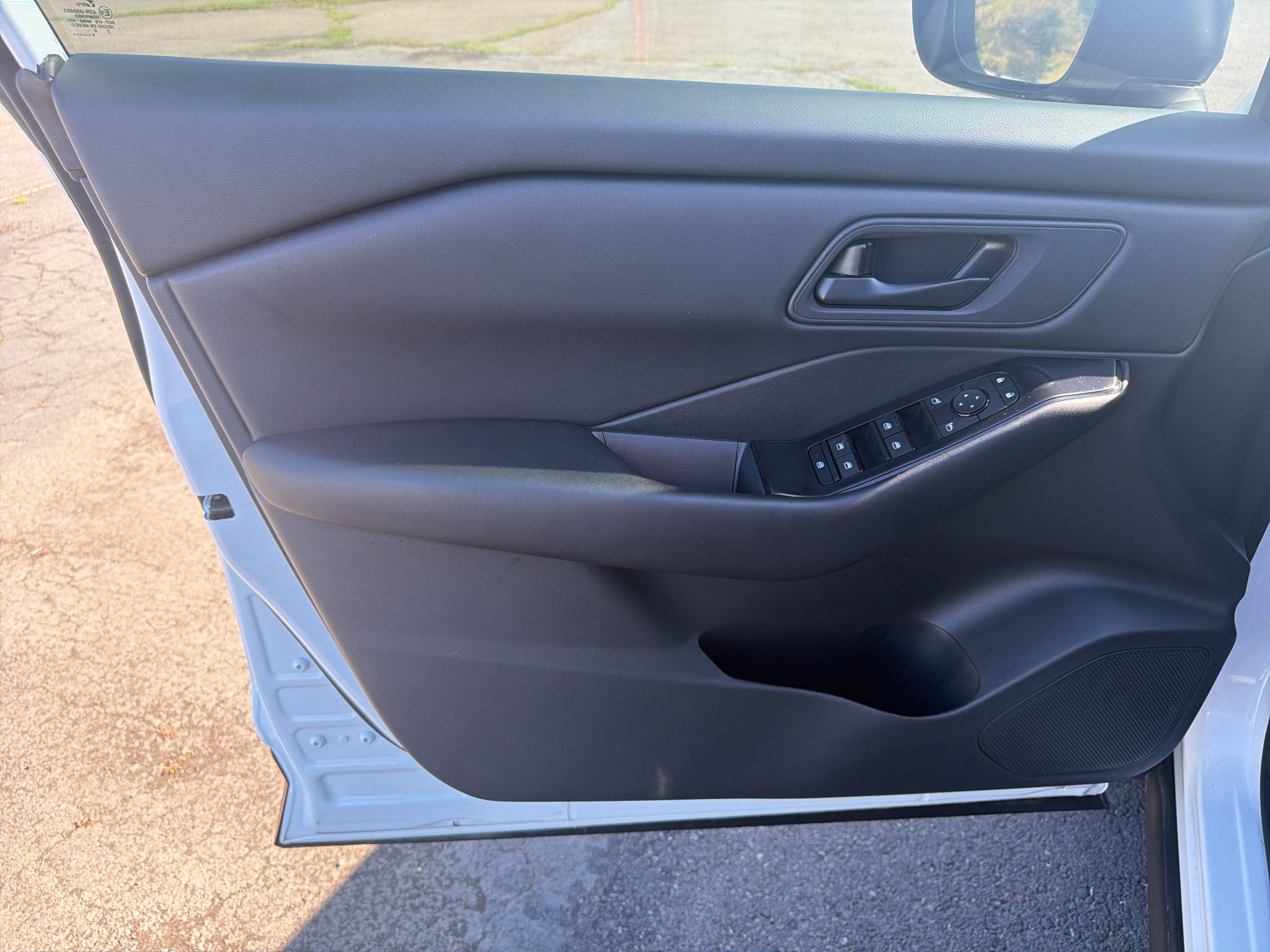 Used 2025 Nissan Rogue S AWD/4WD image 20