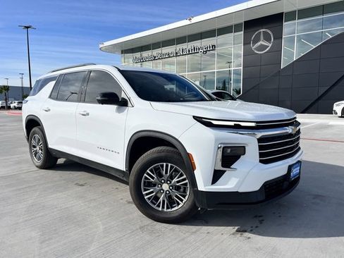 Used 2025 Chevrolet Traverse LT w/ Driver Confidence Package image 1