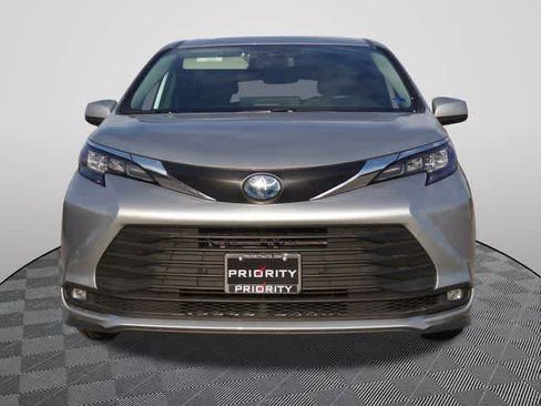 Used 2025 Toyota Sienna XLE image 5