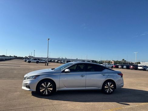 Used 2021 Nissan Altima 2.5 SV FWD image 12