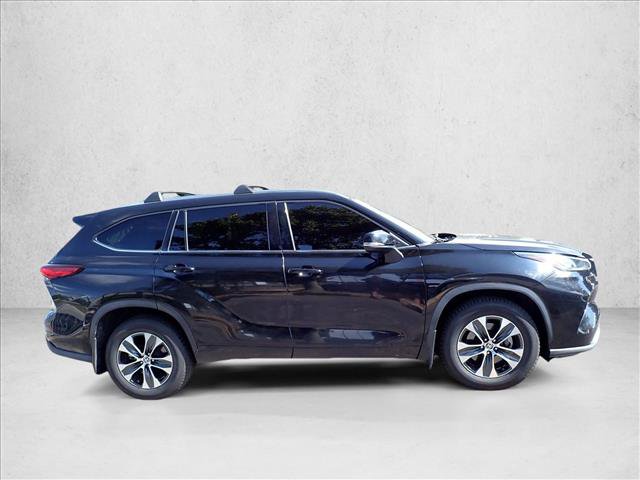 Used 2020 Toyota Highlander XLE AWD/4WD image 5