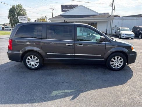 Used 2016 Chrysler Town & Country Touring w/ Driver Convenience Group FWD image 7