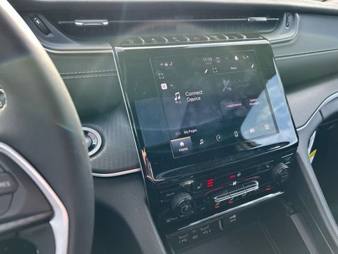 Used 2025 Jeep Grand Cherokee Altitude image 38