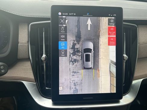 Used 2025 Volvo XC90 B5 Plus image 24