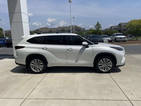 Used 2024 Toyota Highlander Platinum FWD image 6