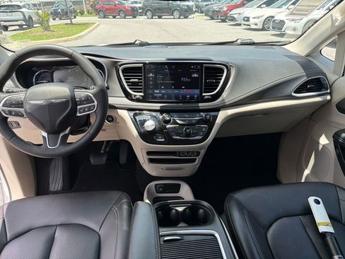 Used 2024 Chrysler Pacifica Limited FWD image 25