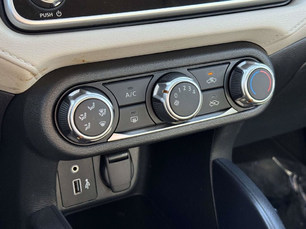 Used 2022 Nissan Versa SV FWD image 15