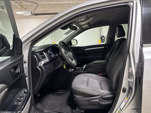 Used 2018 Toyota Highlander LE FWD image 19