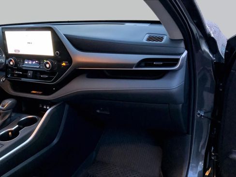 Used 2025 Toyota Highlander XLE FWD image 16