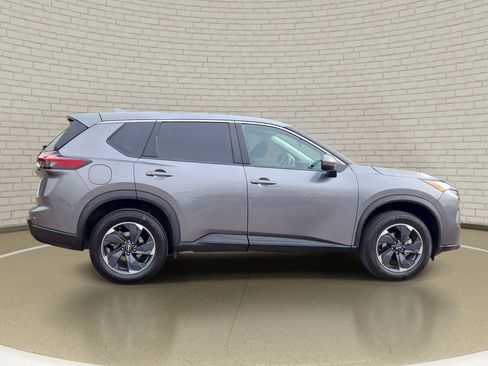 Used 2024 Nissan Rogue SV image 4