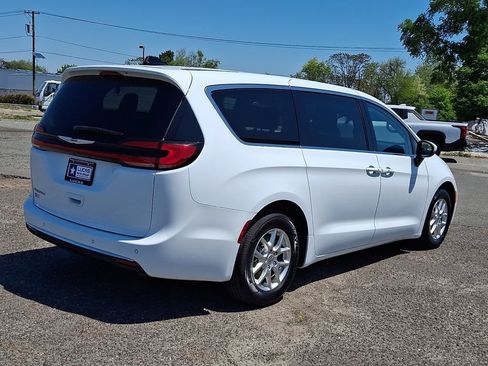 Used 2023 Chrysler Pacifica Touring-L FWD image 12