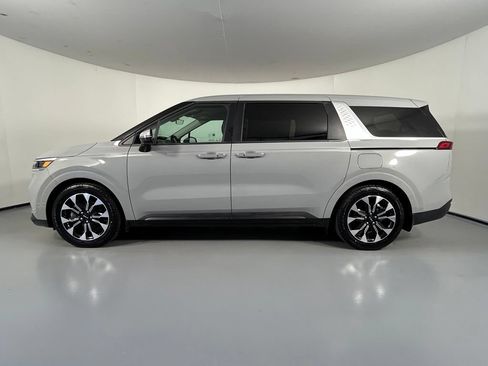 Used 2024 Kia Carnival EX FWD image 4