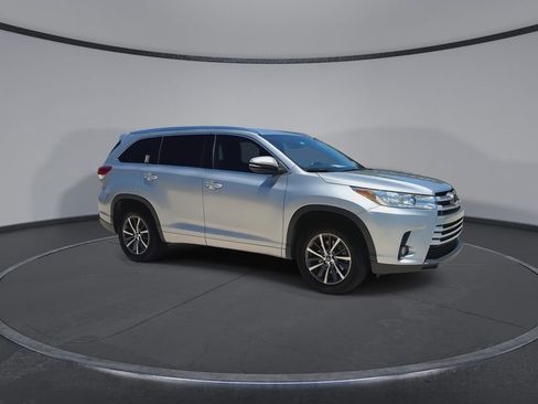 Used 2018 Toyota Highlander XLE FWD image 2