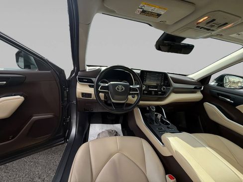 Used 2022 Toyota Highlander XLE image 11